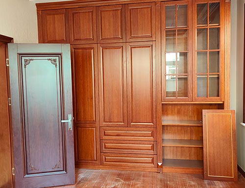 乐昌中式家庭装修里定制的实木衣柜效果图